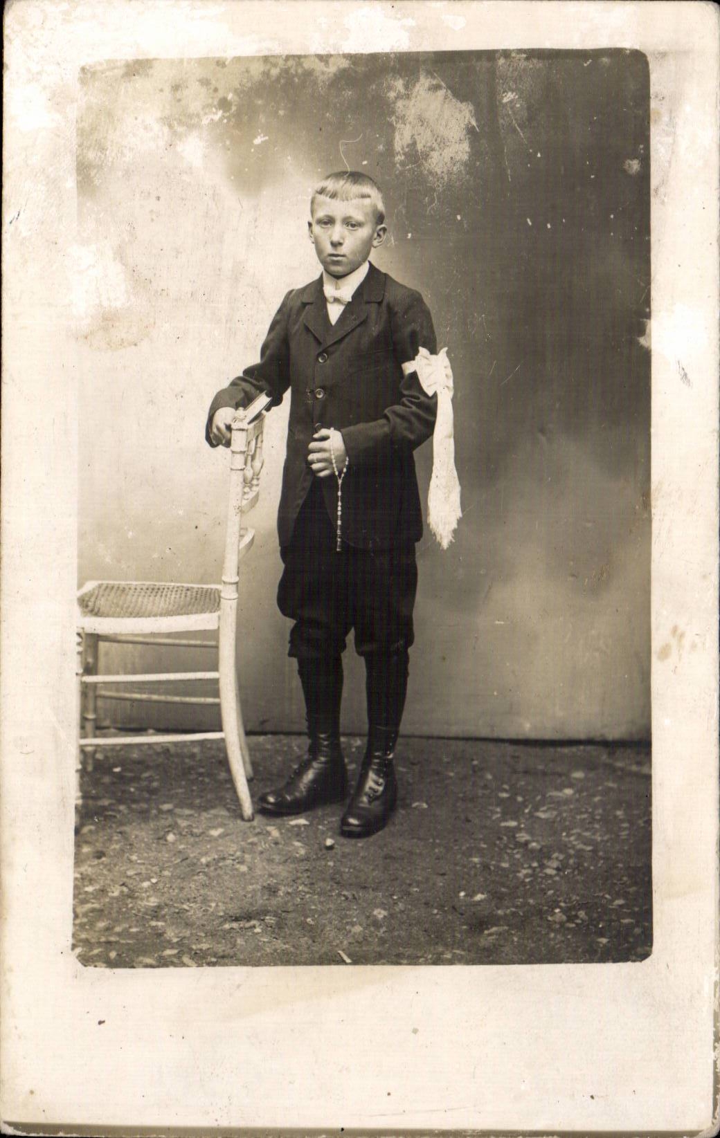 La fantasia verdadera de la foto - ninos - muchacho - comunion - rosario de la tenencia del muchacho del criado rebordea - CPA