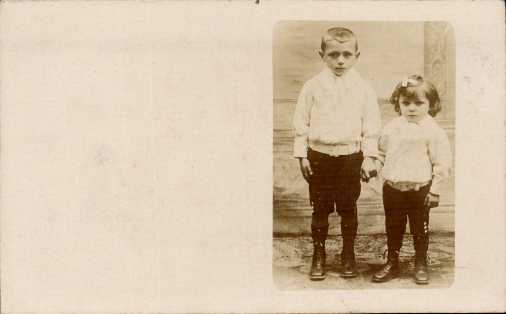 Fantasia verdadera de la foto - nino - ninos que llevan a cabo las manos - CPA