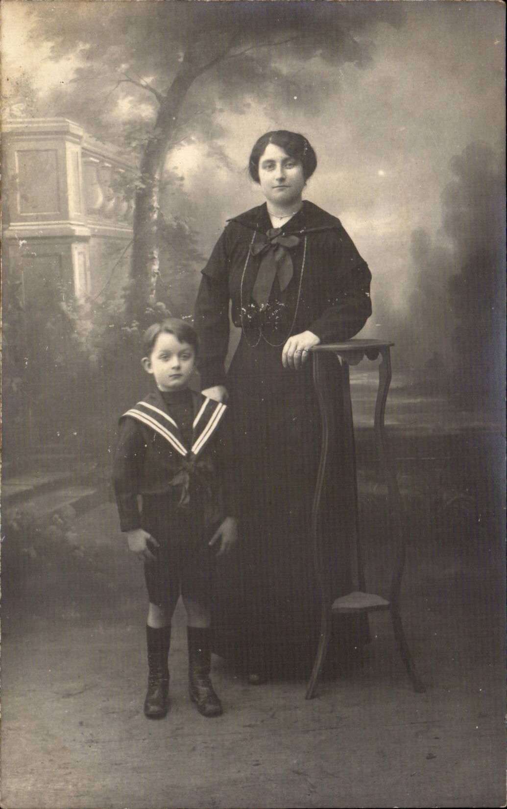 Fantasia verdadera de la foto - muchacho - pequeno muchacho del criado con mam3a CPA