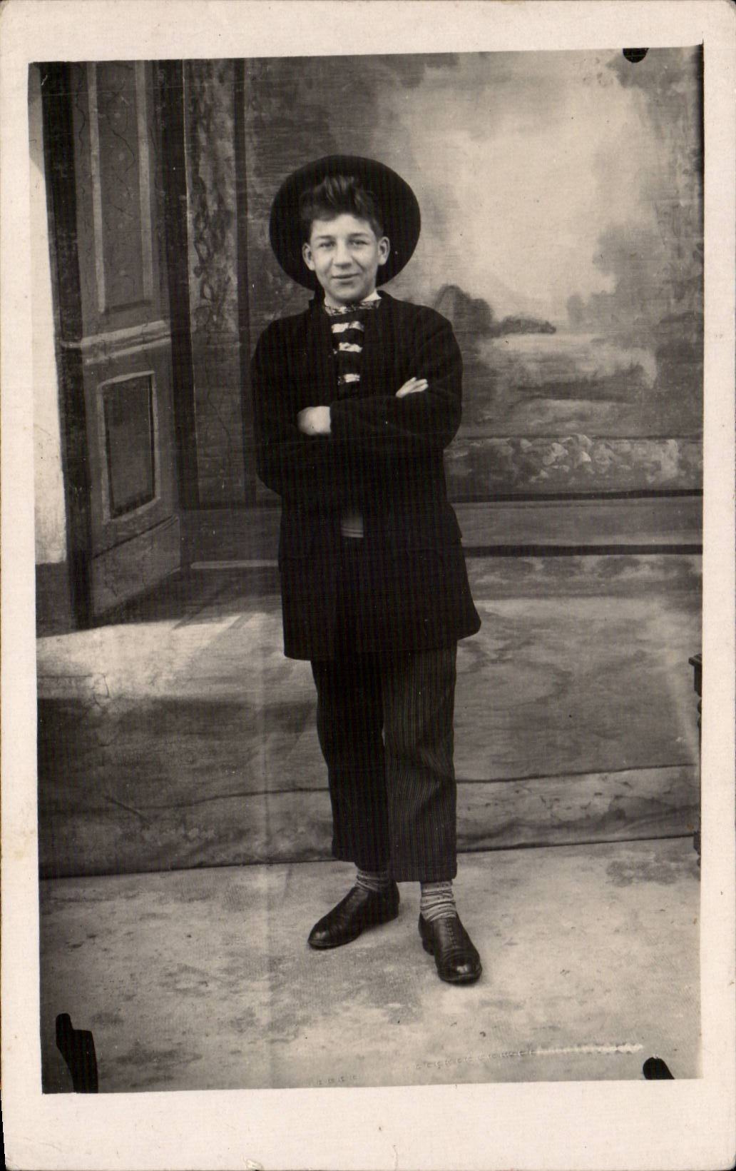 Fantasia verdadera de la foto - ninos - muchacho - muchacho orgulloso CPA del criado