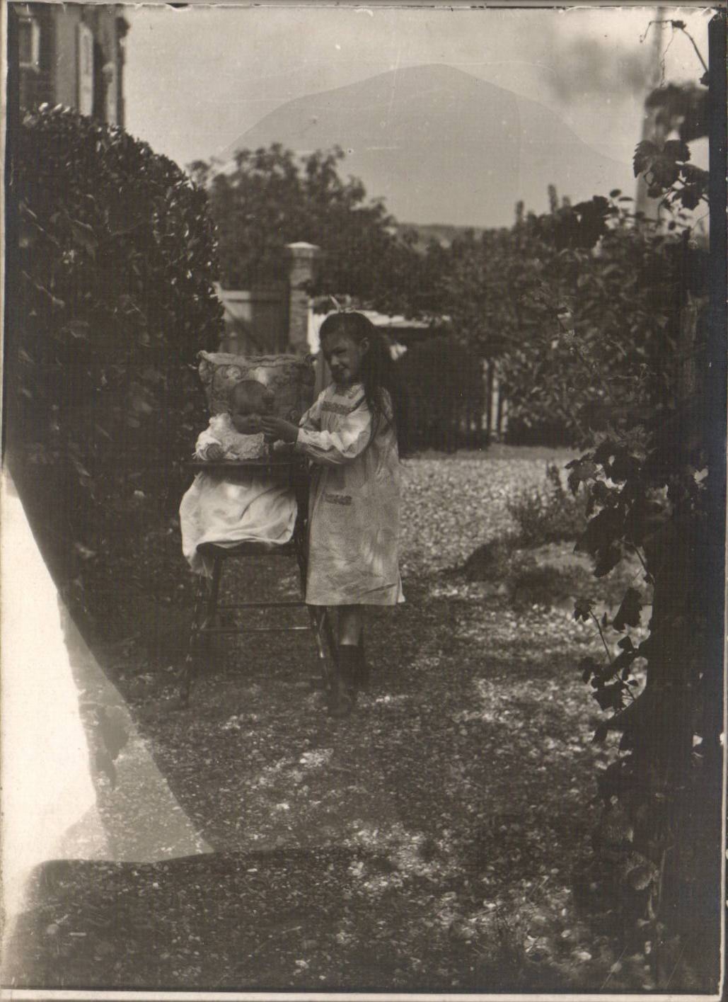 Foto verdadera Mantes en la fantasia de Seine - ninos - muchacha - bebe de alimentacion de la nina - familia de CPA Maige