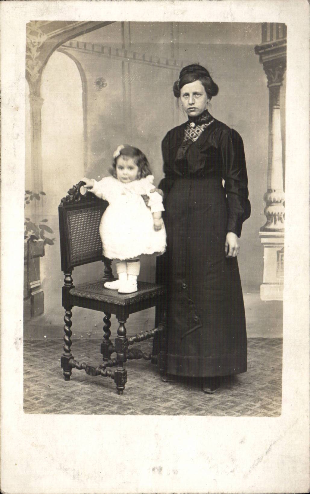 Fantasia verdadera de la foto - ninos - bebe - pequena muchacha del nino que coloca una carne - CPA