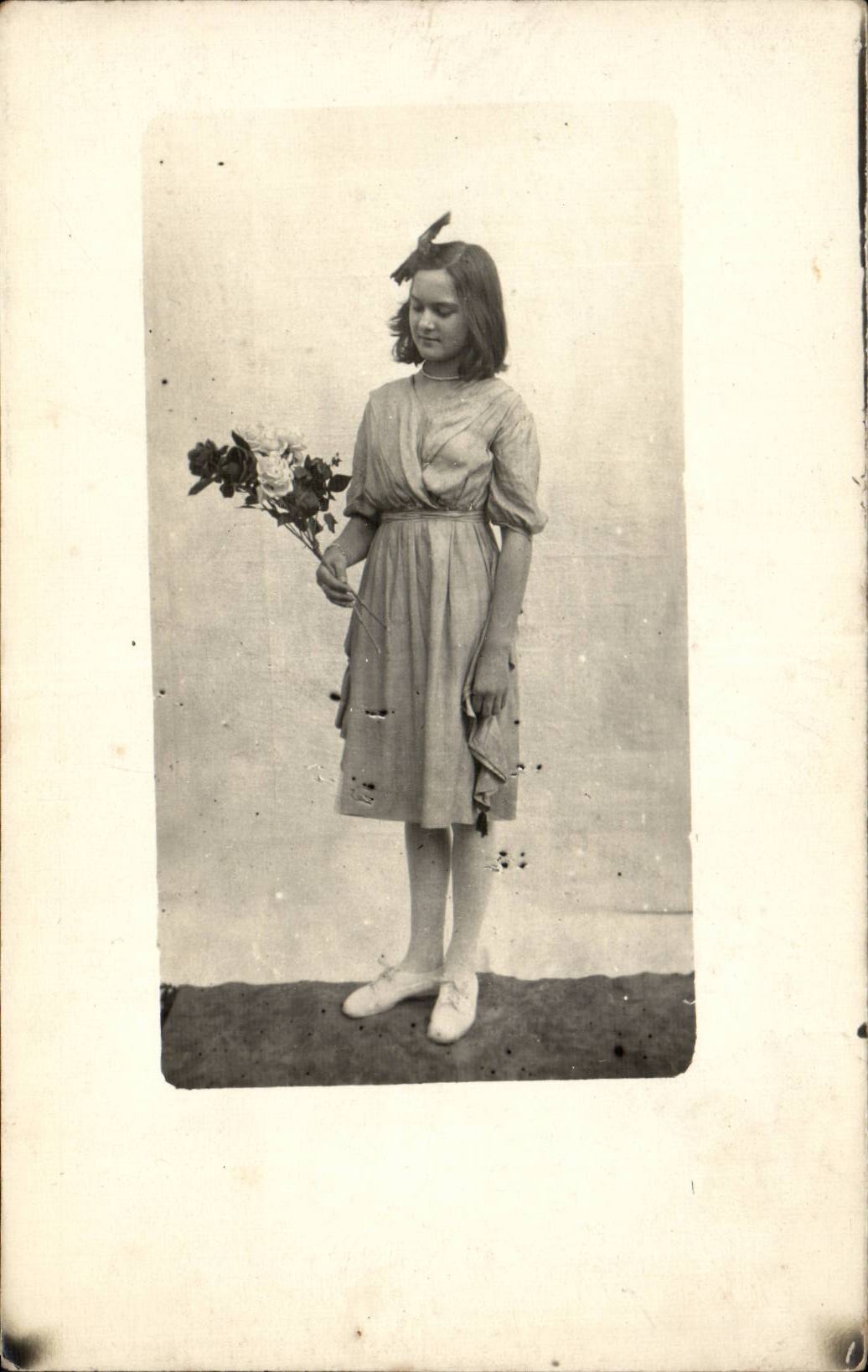 Fantasia verdadera de la foto - ninos - muchacha - chica joven con las flores - CPA