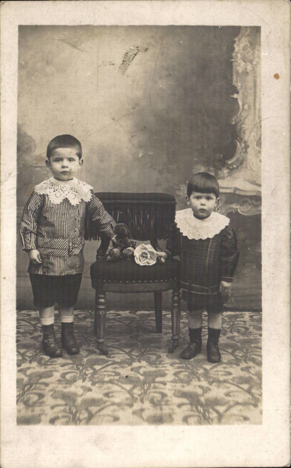 Fantasia verdadera de la foto - ninos - bebe - bebe - - fantasia de CPA - ninos - muchacho - dos pequenos muchachos del criado - CPA