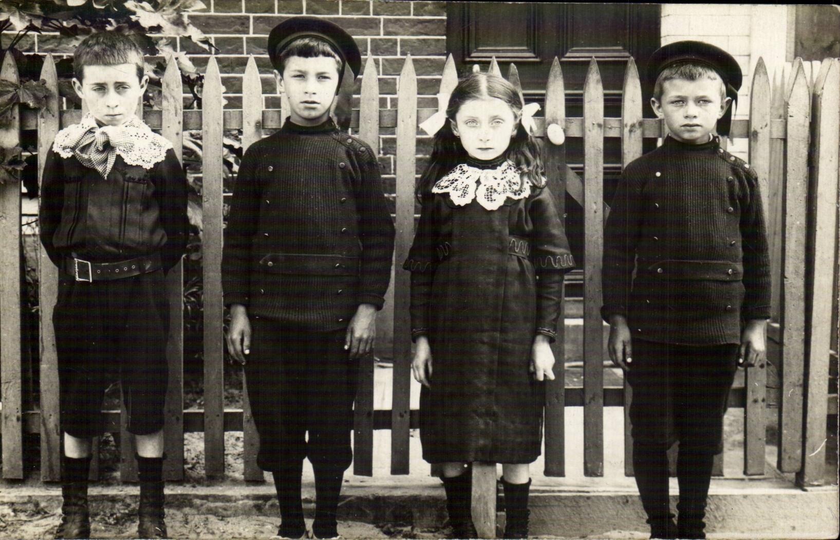 Traje verdadero del folklore de los ninos de la foto