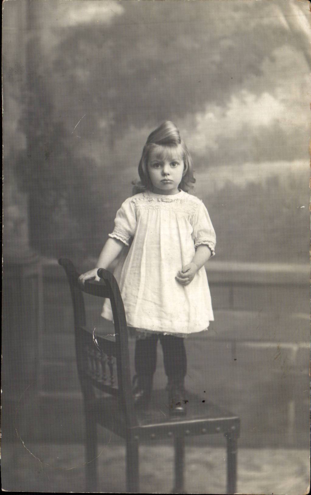 El traje verdadero de la muchacha de Enfant de la foto estampa la ocupacion de Belgica