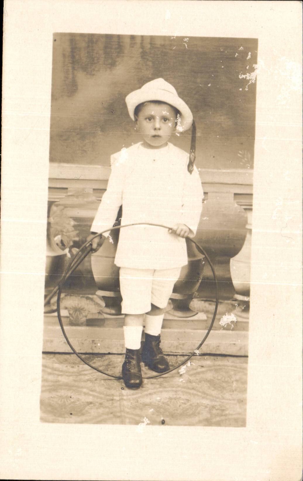 Muchacho verdadero del nino de la foto con el aro