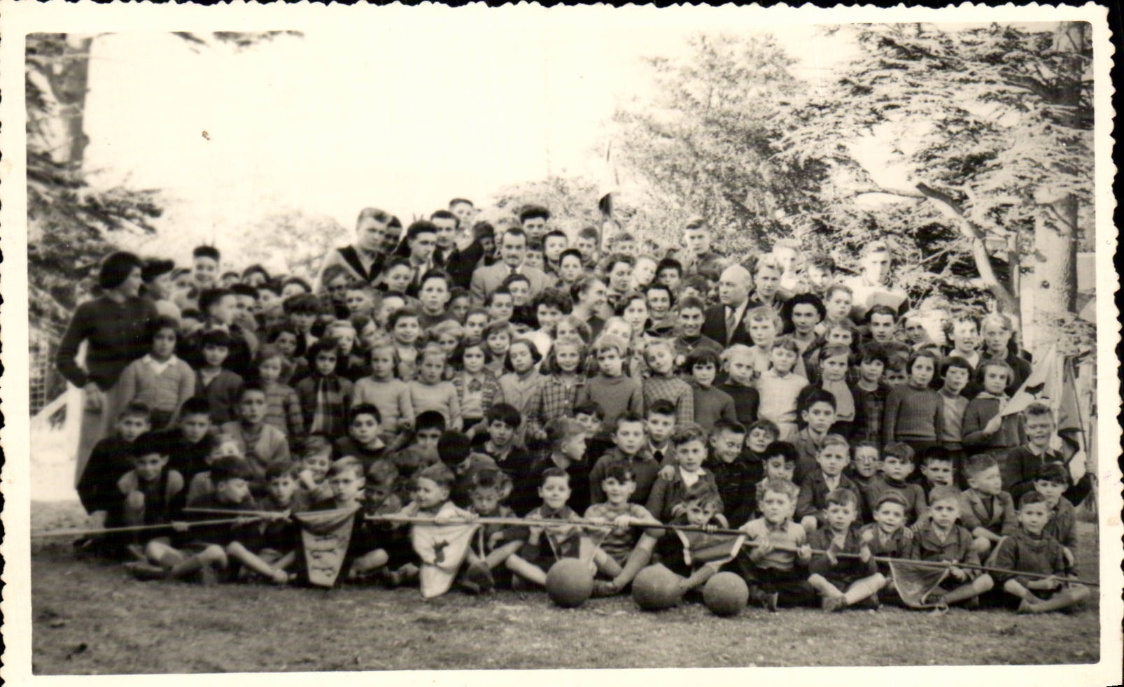 Fantasia verdadera de la foto - ninos - muchachos - muchachos del criado en el juego con las bolas - juguetes - globo - CPA