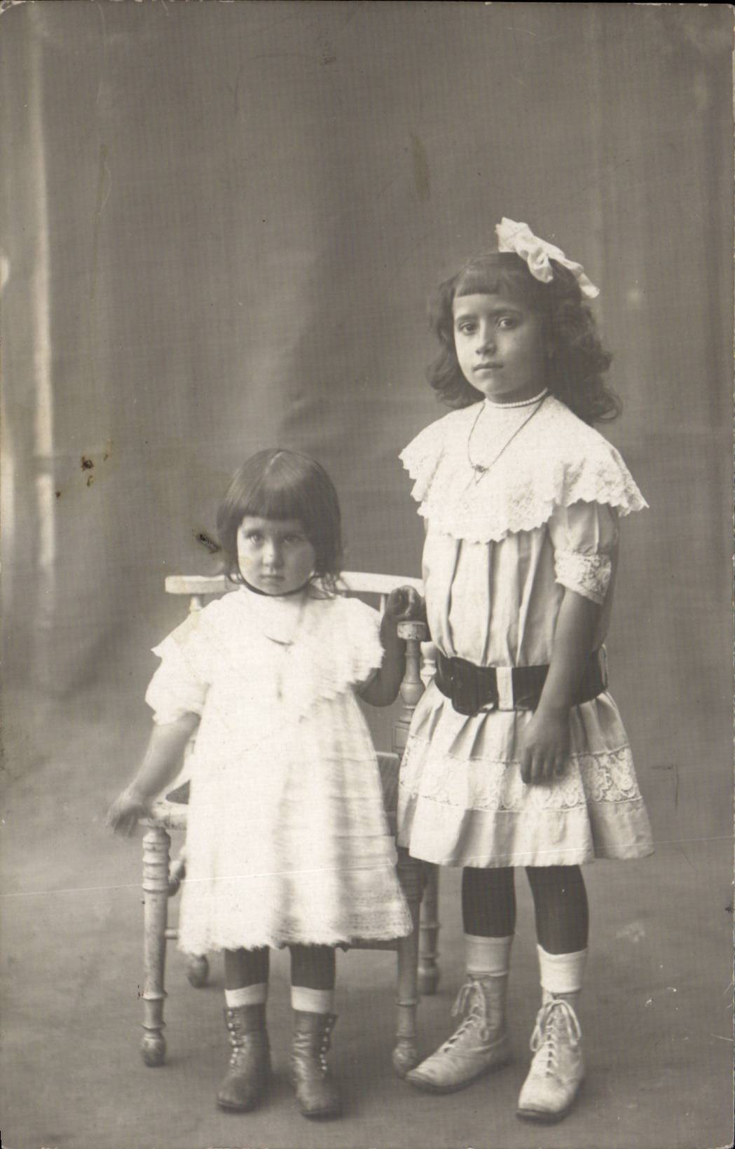 Fantasia verdadera de la foto - ninos - muchachas - muchachas que llevan a cabo las manos - CPA