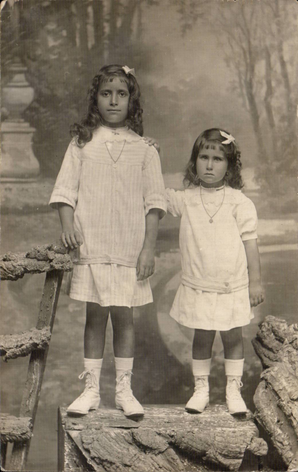 Fantasia verdadera de la foto - ninos - muchachas - muchachas que llevan a cabo las manos - CPA