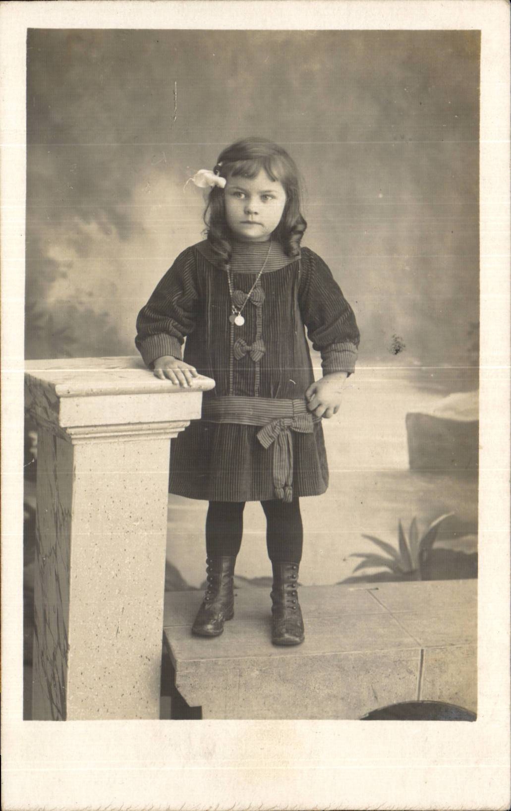 Fantasia verdadera de la foto - ninos - muchacho - muchacha con el arco en el odio - CPA