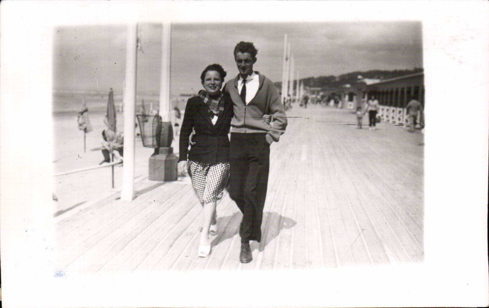 CARTE PHOTO Fantaisie - Couple - walking on boardwalk - CPA 