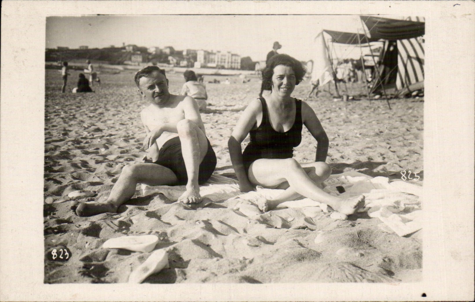 CARTE PHOTO Fantaisie - Couple - sitting in the sand - CPA 
