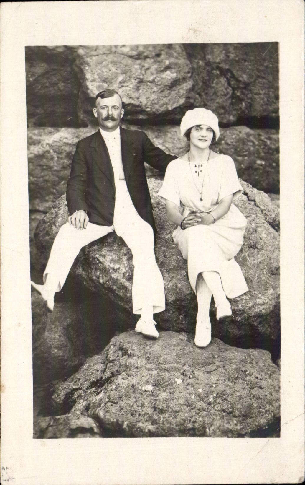 CARTE PHOTO Fantaisie - Couple - sitting on the rocks - CPA 