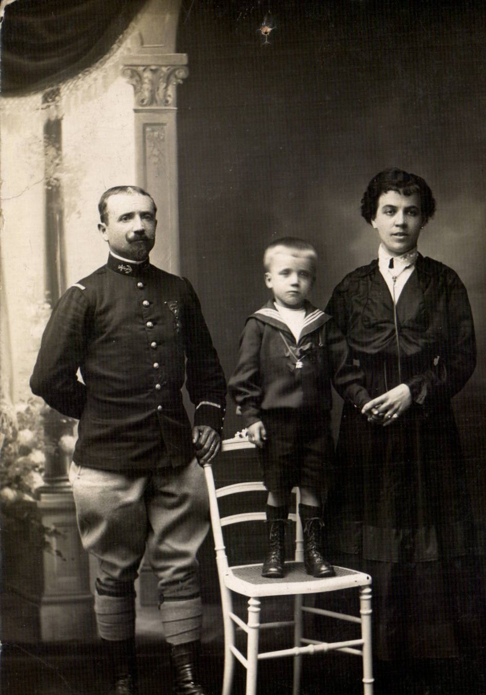 CARTE PHOTO Fantaisie - Couple - proud family - militaria - uniforme - CPA 