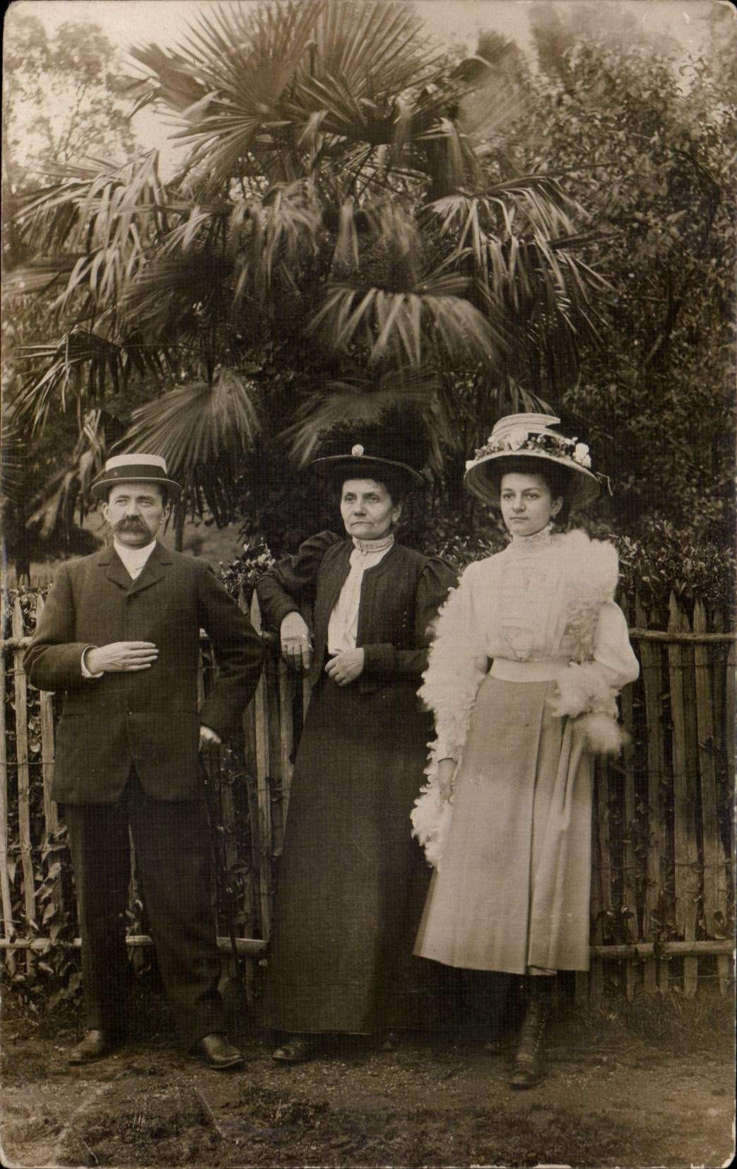 CARTE PHOTO Fantaisie - Couple - elegant clothing - fashion - hat - chapeau - CPA 