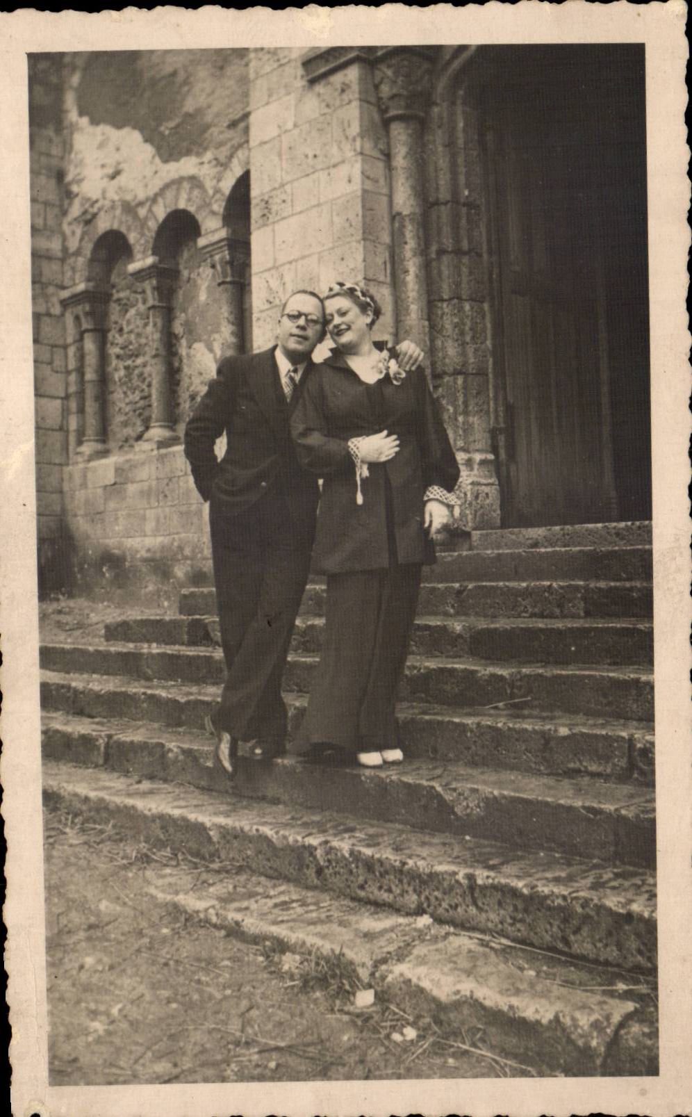 CARTE PHOTO Fantaisie - couple - Relaxed couple standing on steps - CPA 