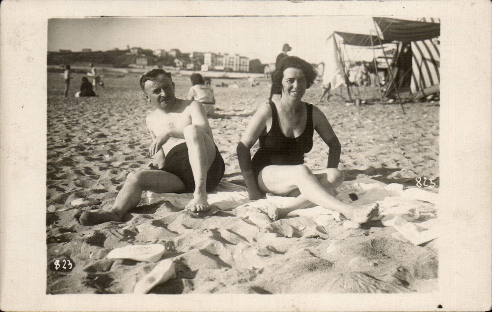 CARTE PHOTO Fantaisie - couple sitting in sand - CPA 