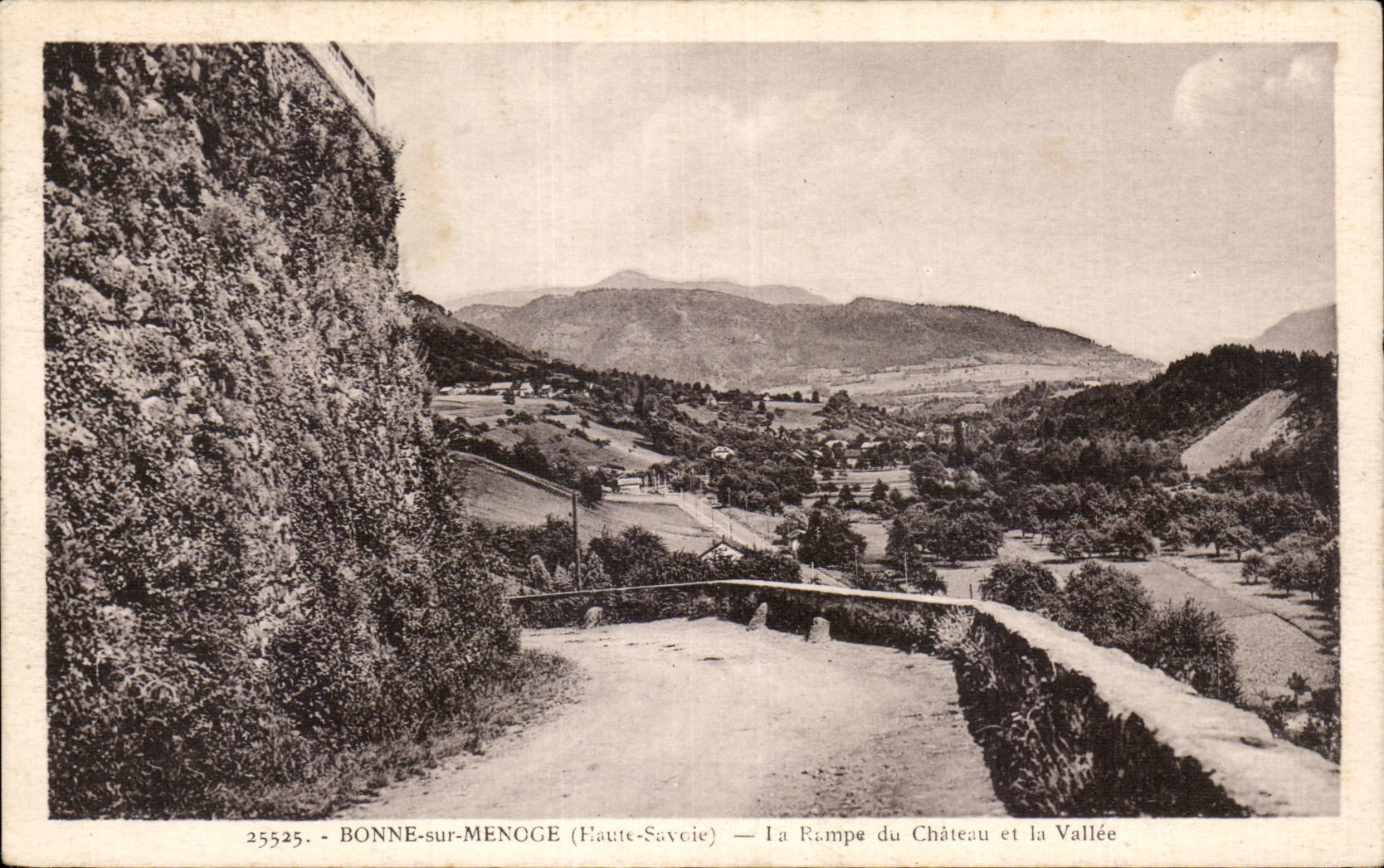 Good CPA on menoge the slope of the castle and the valley