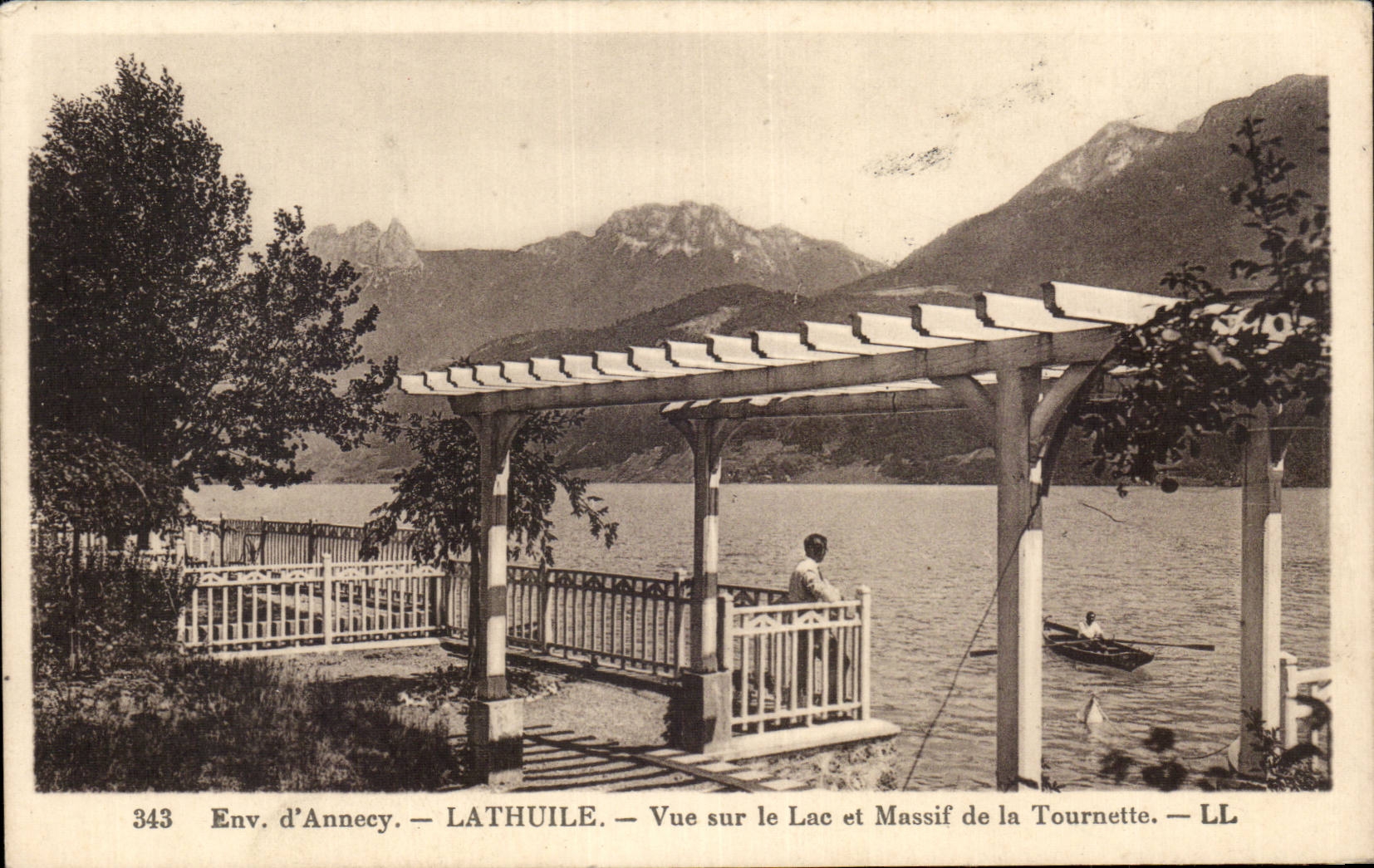 CPA Surroundings of Annecy Lathuile Seen on the lake and the solid mass of the Spinner
