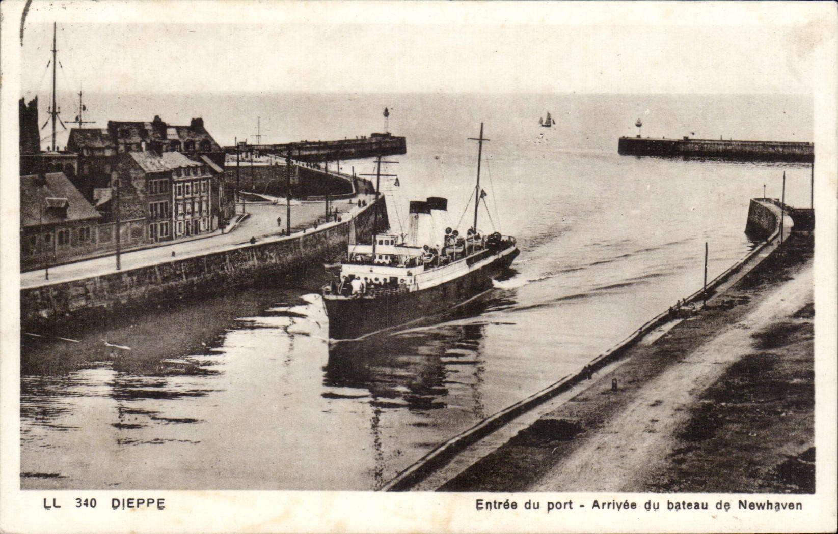 CPA Dieppe Entrance of the port Arrival of the boat of Newhaven