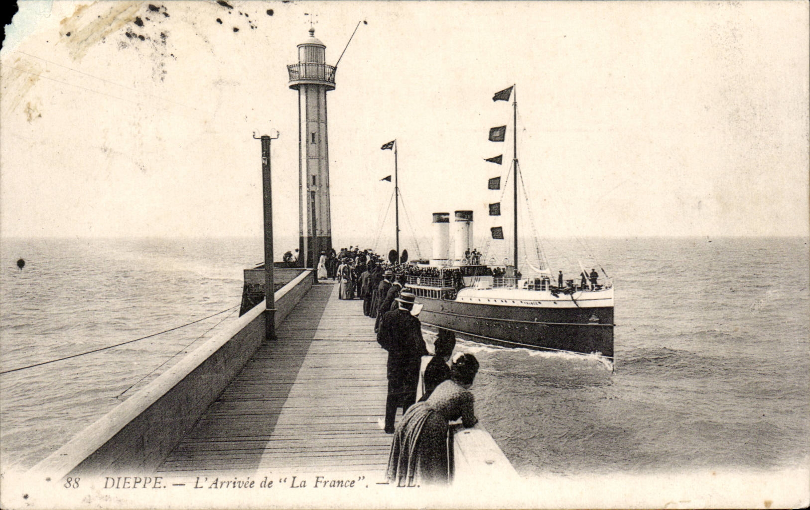 CPA Dieppe Arrival of France Boat