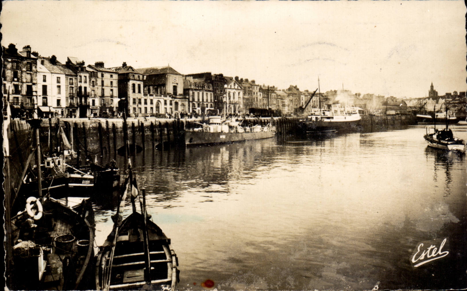 CPA Dieppe Arromanches has quay and a building of the National marine