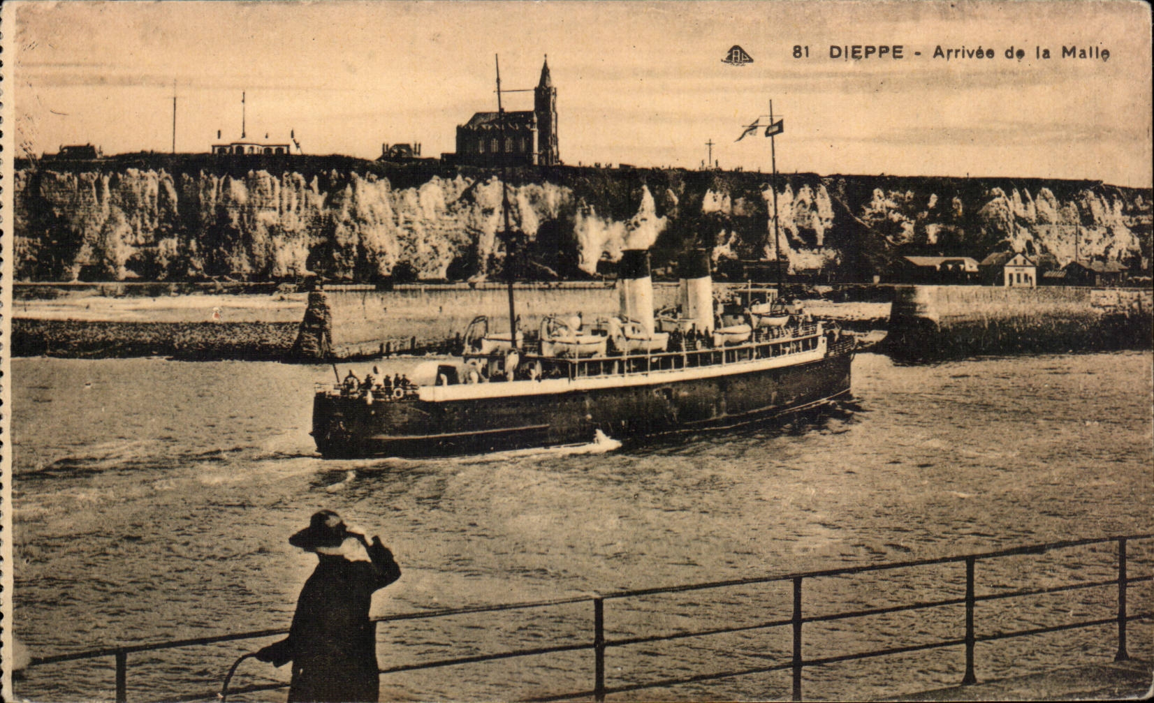 CPA Dieppe Arrival of the Trunk (boat)