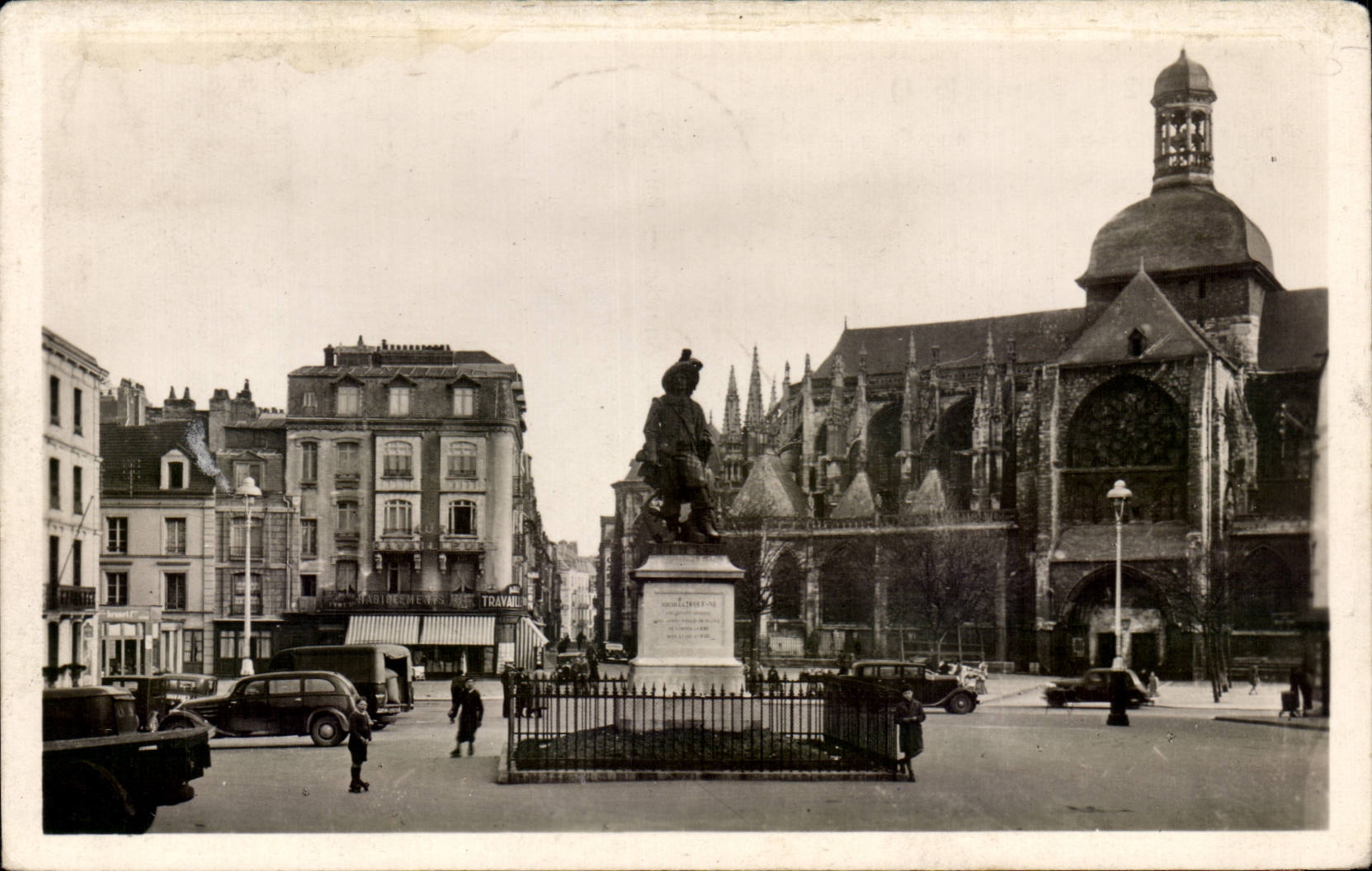 CPA Dieppe Places national and Statue Duquesne (Marshal of the armies of France)