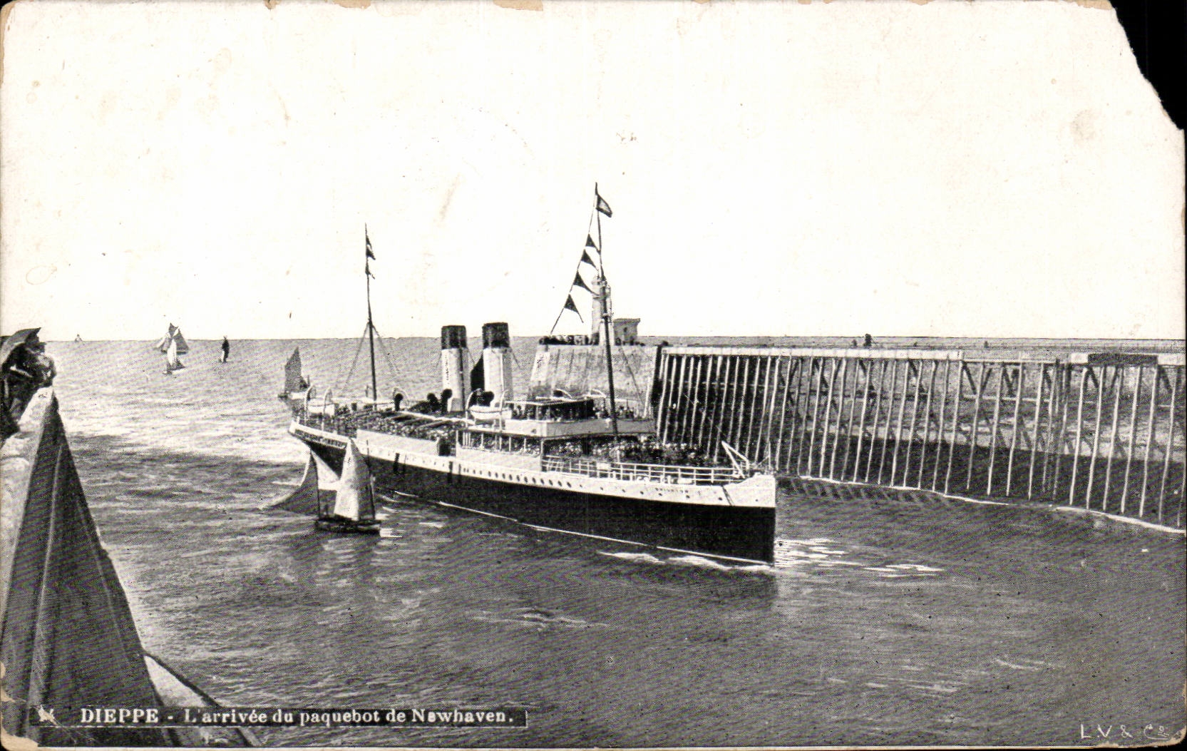 CPA Dieppe the arrival of the steamer Newhaven