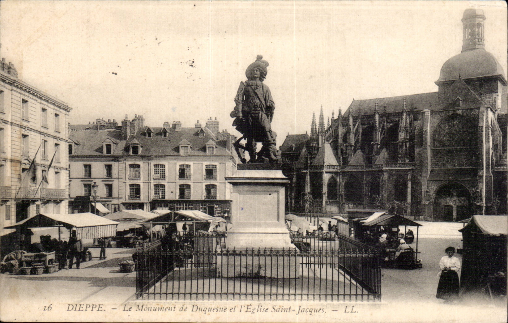 CPA Dieppe Le monument of Duquesne and the church Saint Jacques