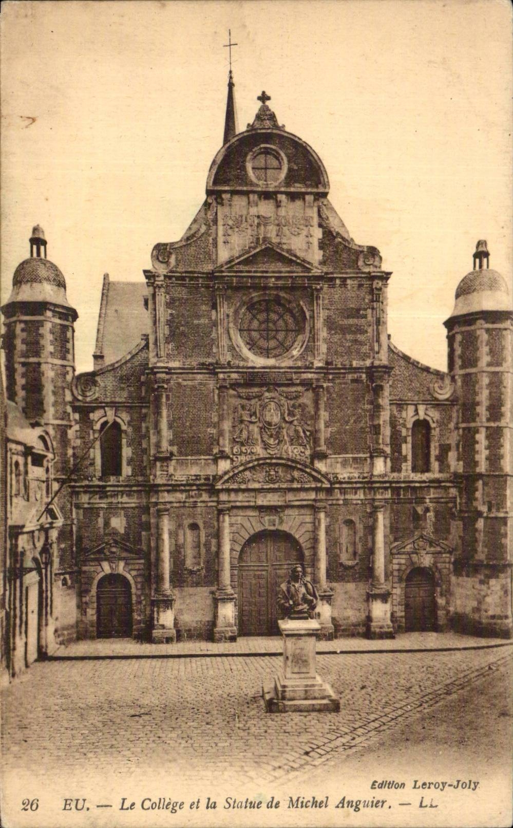 Eu Le college de CPA y estatua de Miguel Anguier