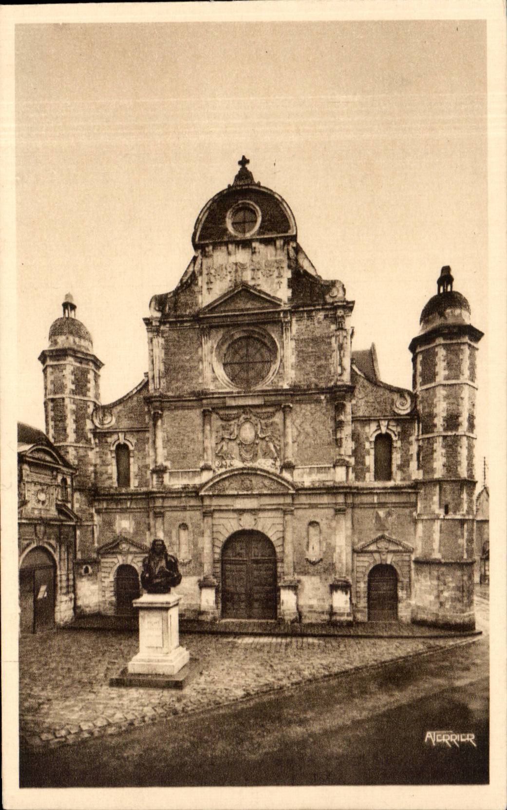 CPA tienen la camara acorazada de la universidad y el busto del escultor Miguel Anguier no tenia