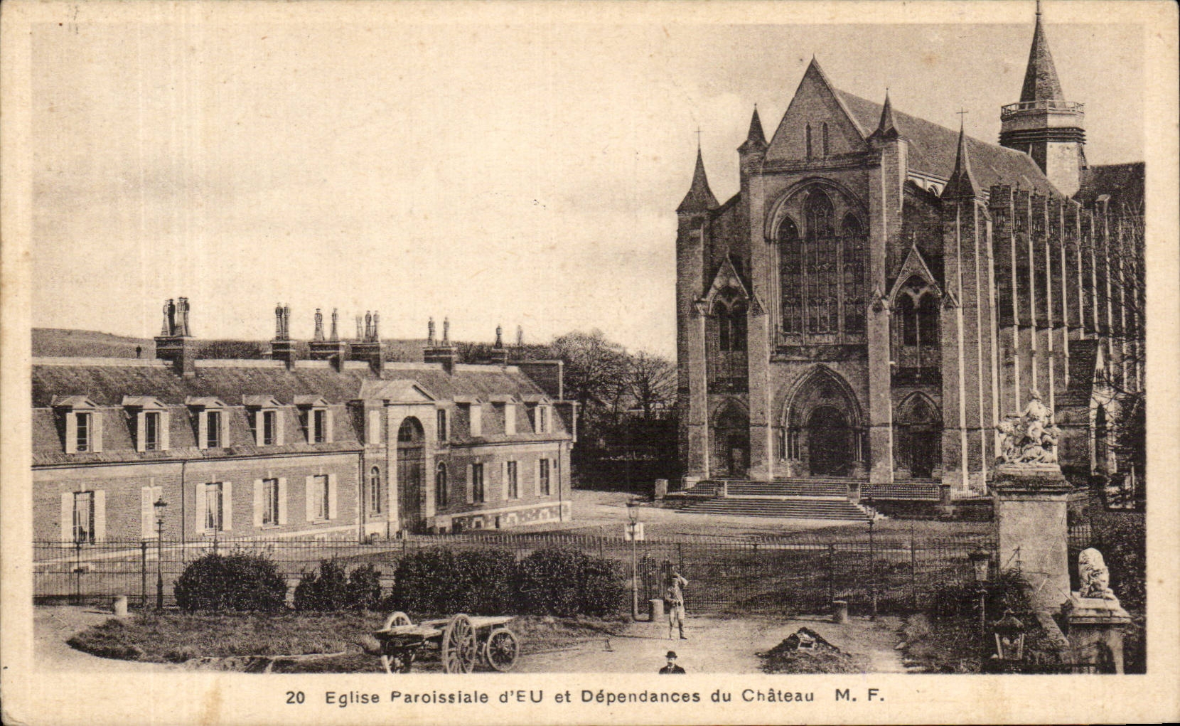 CPA tienen la iglesia de parroquia y dependencias del castillo