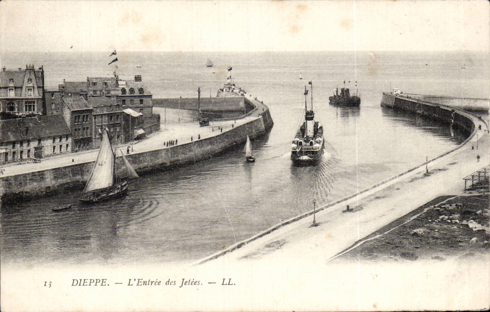 CPA Dieppe Entering of the piers