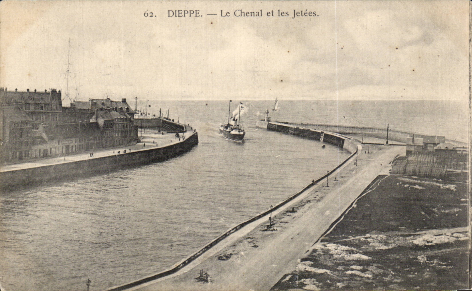 CPA Dieppe Le channel and piers