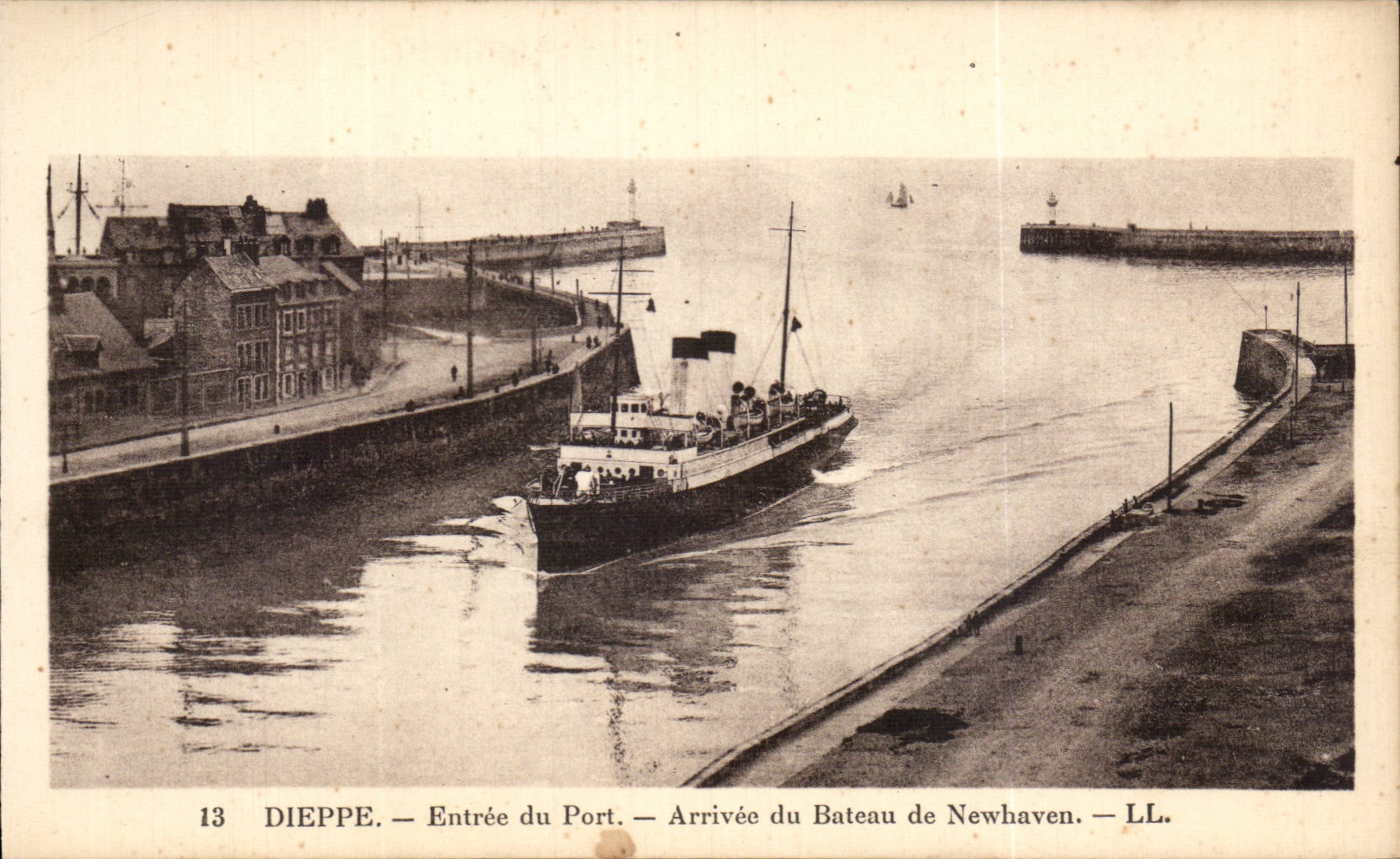 CPA Dieppe Entrance of the port Arrival of the boat of Newhaven