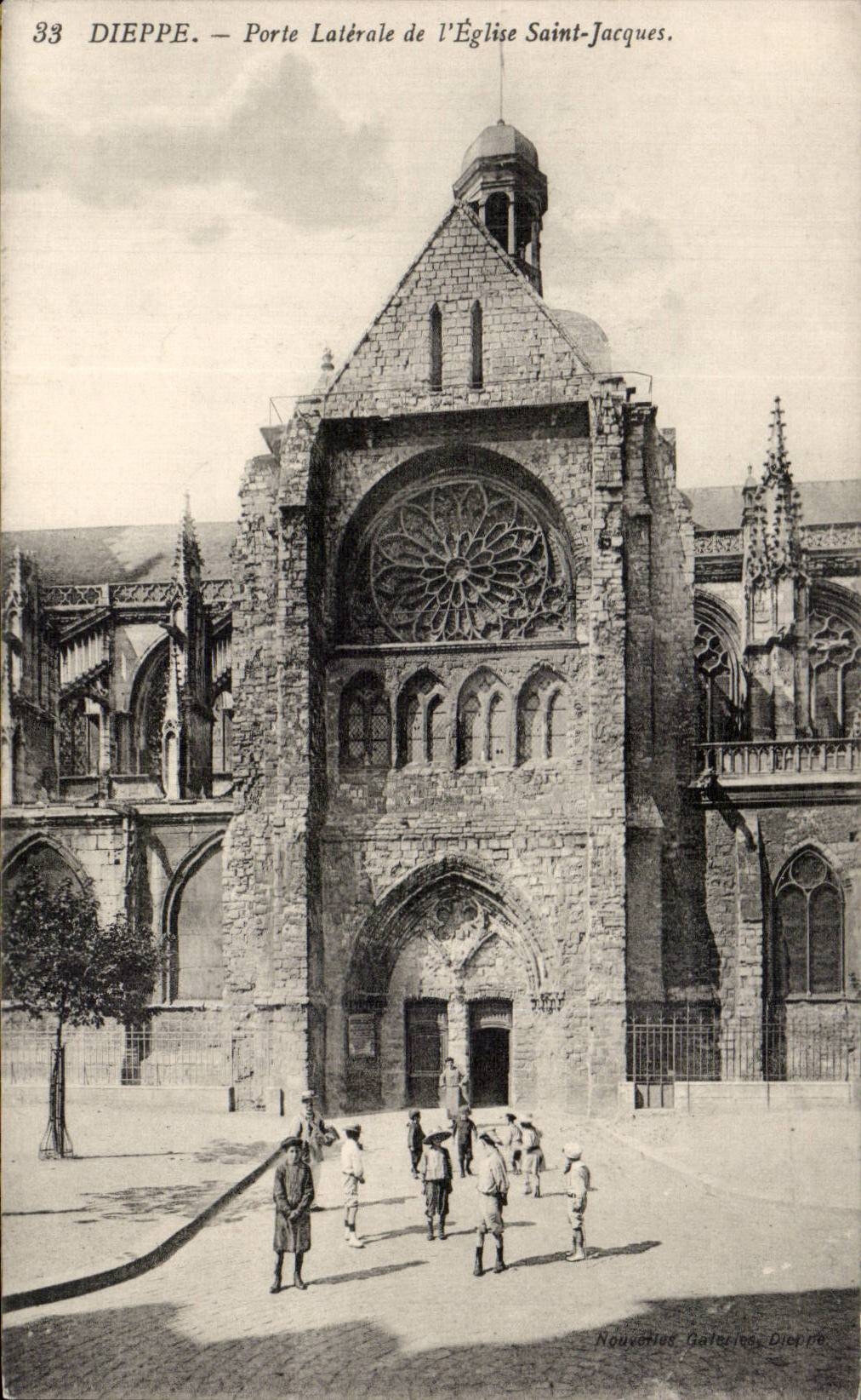 CPA Dieppe side Gate of the church Saint Jacques