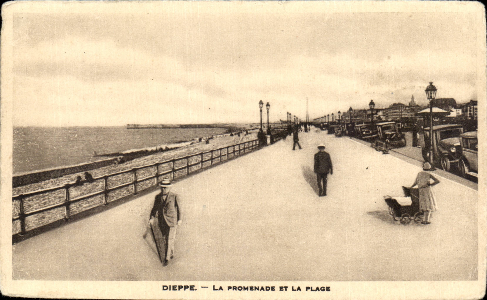 CPA Dieppe the walk and the beach