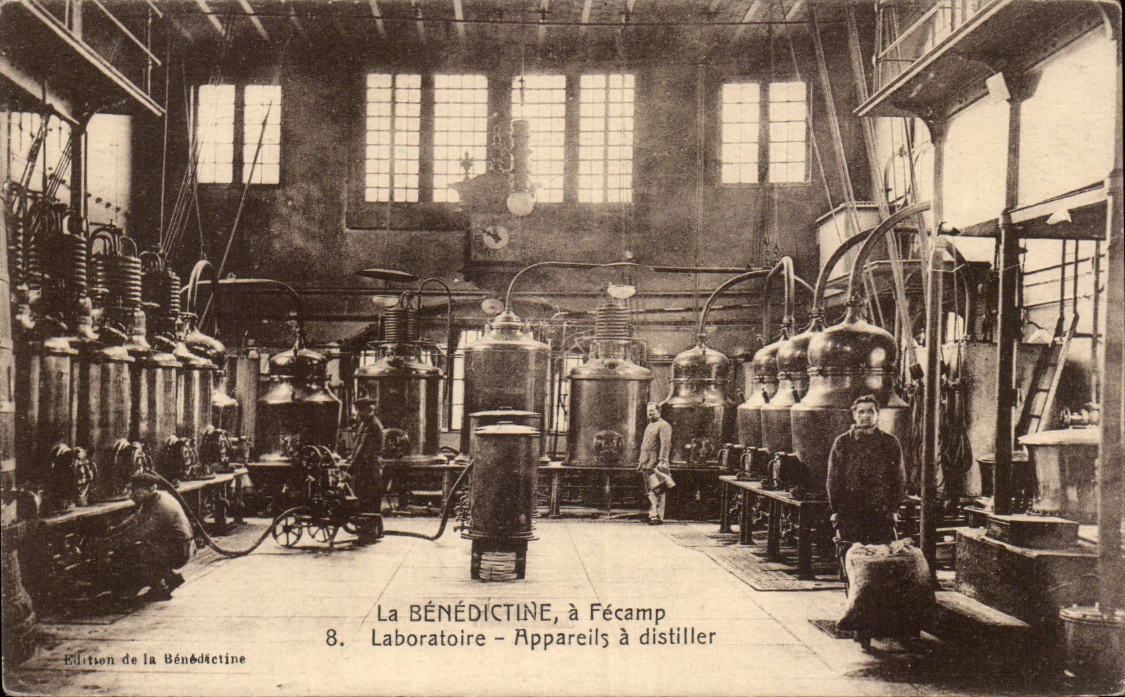 Fecamp benedictino - laboratorio - los aparatos tiene que destilar - CPA