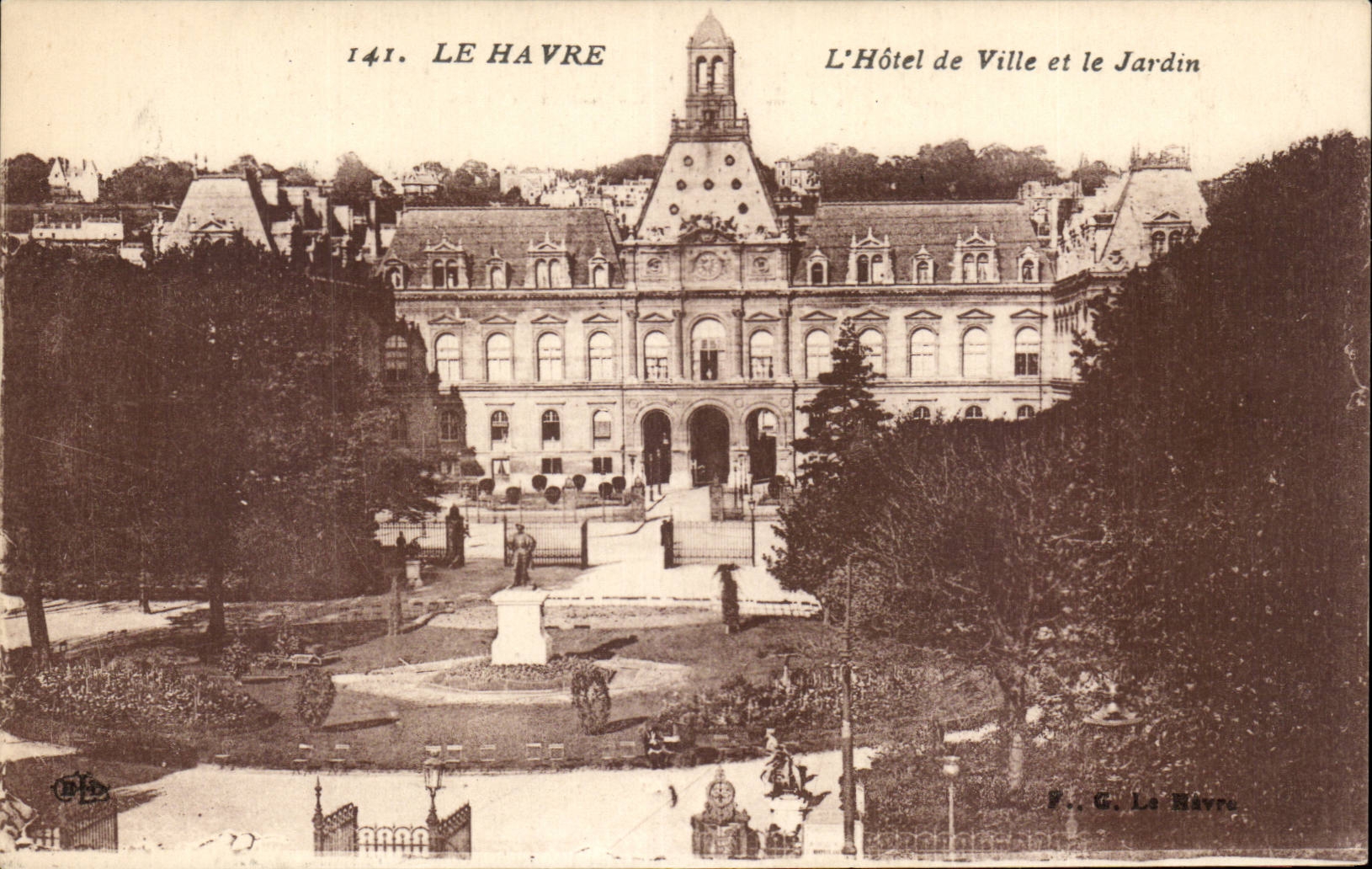CPA Le Havre el ayuntamiento y el jardin