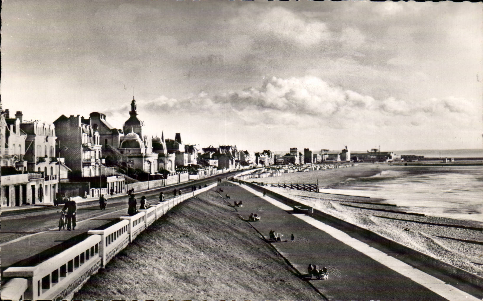 Le Havre el playa y el bulevar Albert Ier - CPA