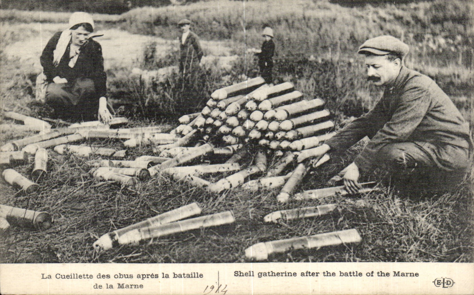 CPA Militaria the gathering of the shells after the battle of the Marne