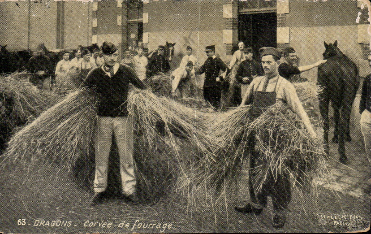 CPA Militaria Dragons Drudgery of fodder Horses
