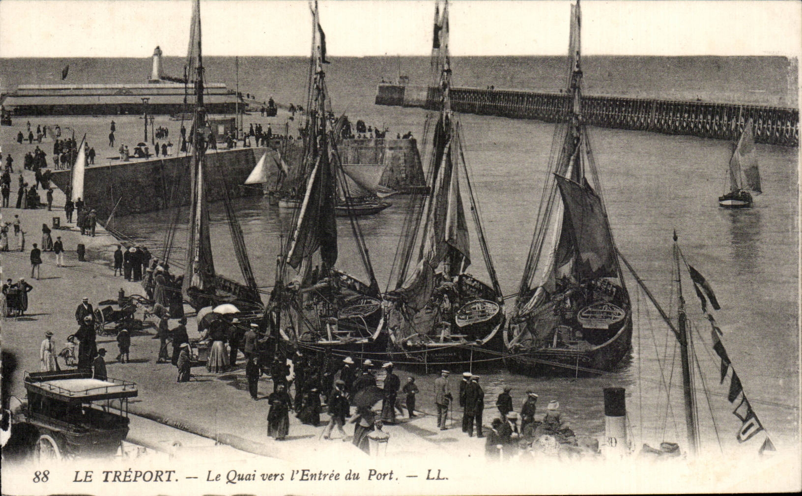 CPA Treport Le quay towards Entering of the port