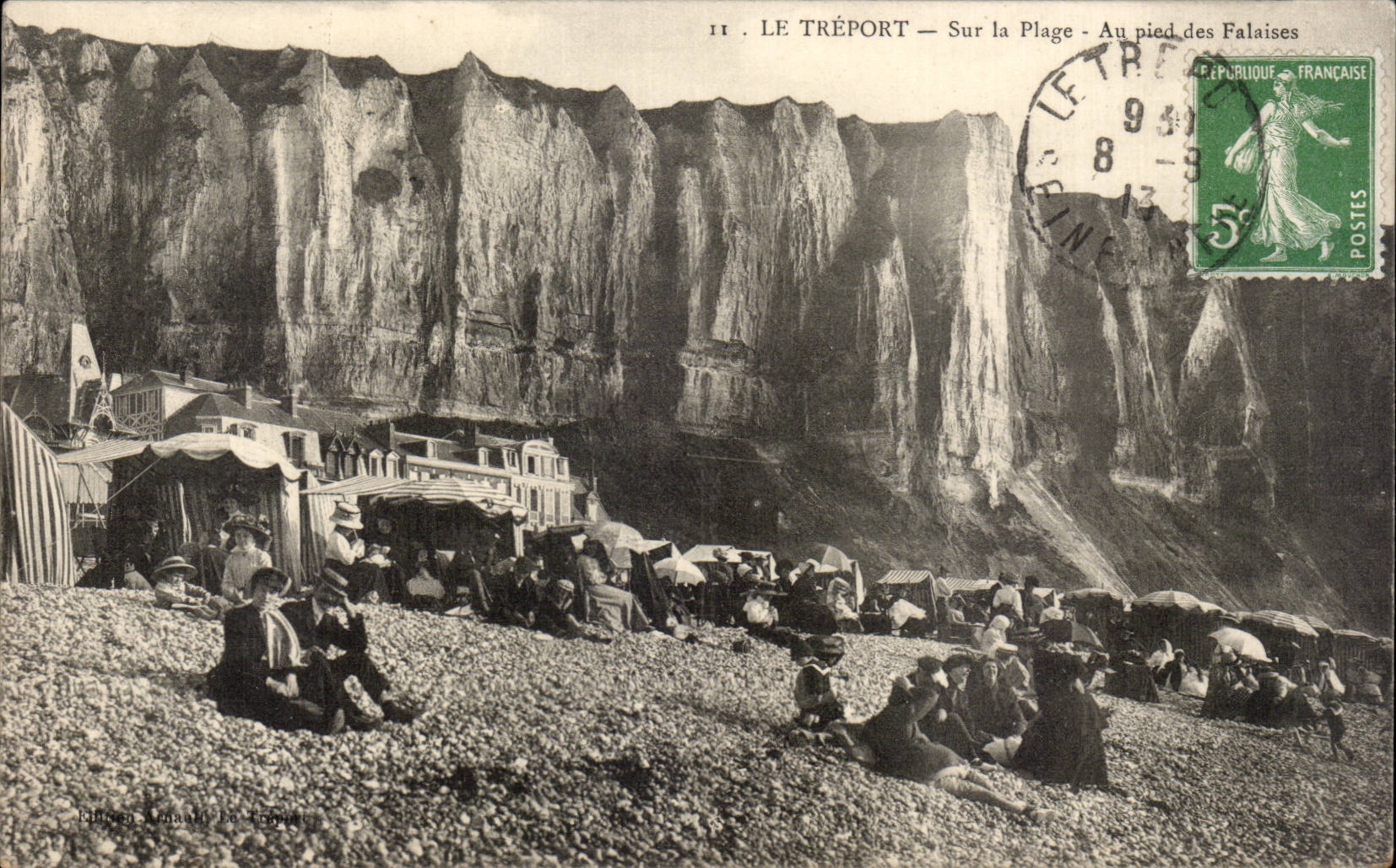 CPA Treport On the beach with the foot of cliffs