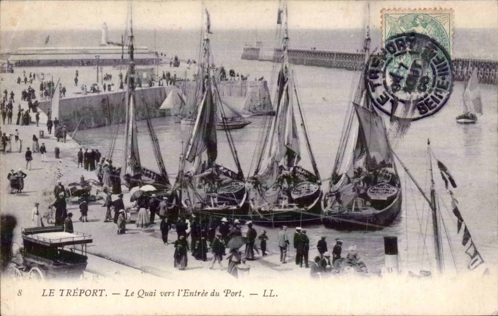 CPA Treport Le quay hacia entrar del puerto