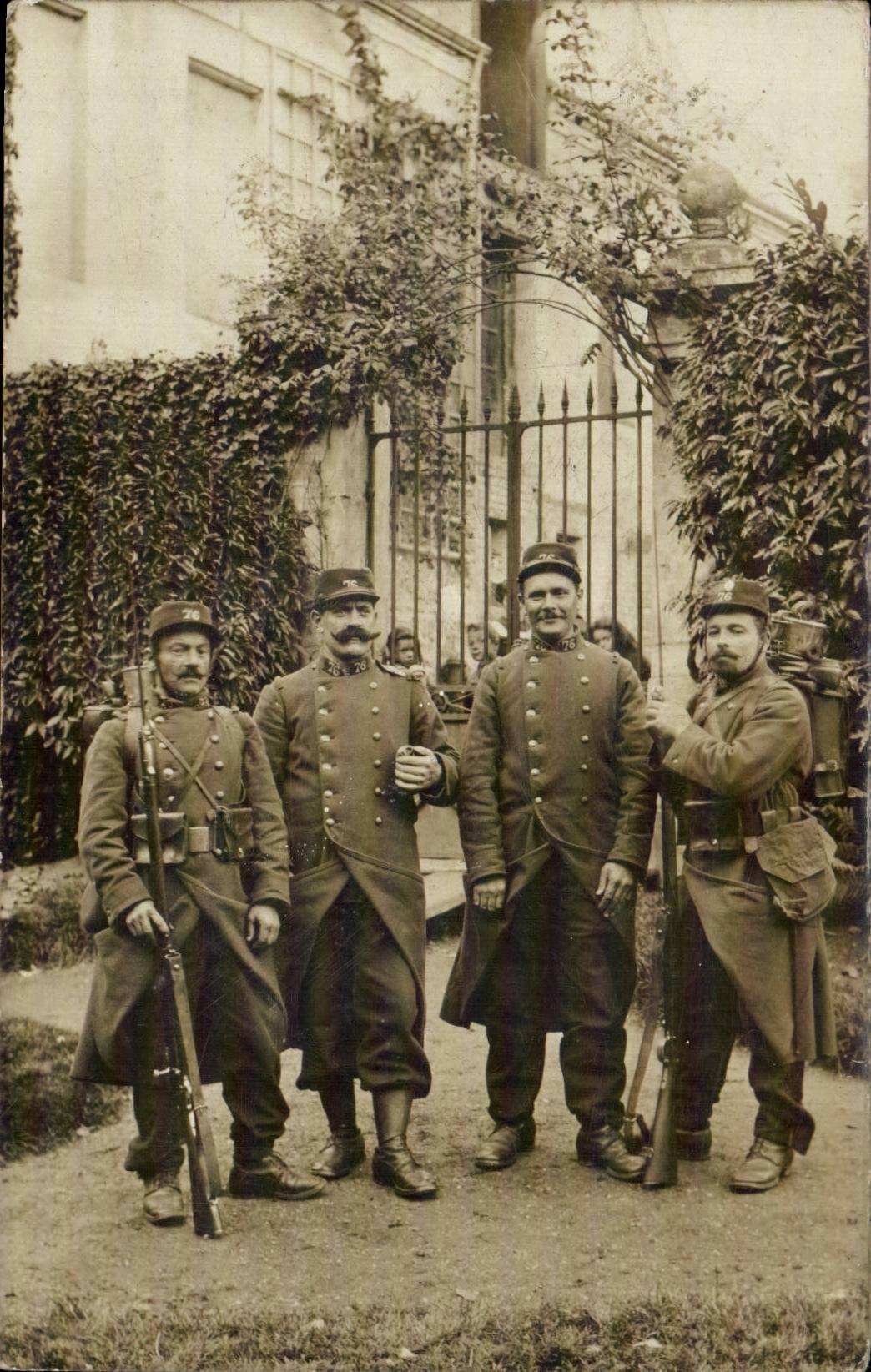 CPA Real photo Militaria Hairy Soldiers