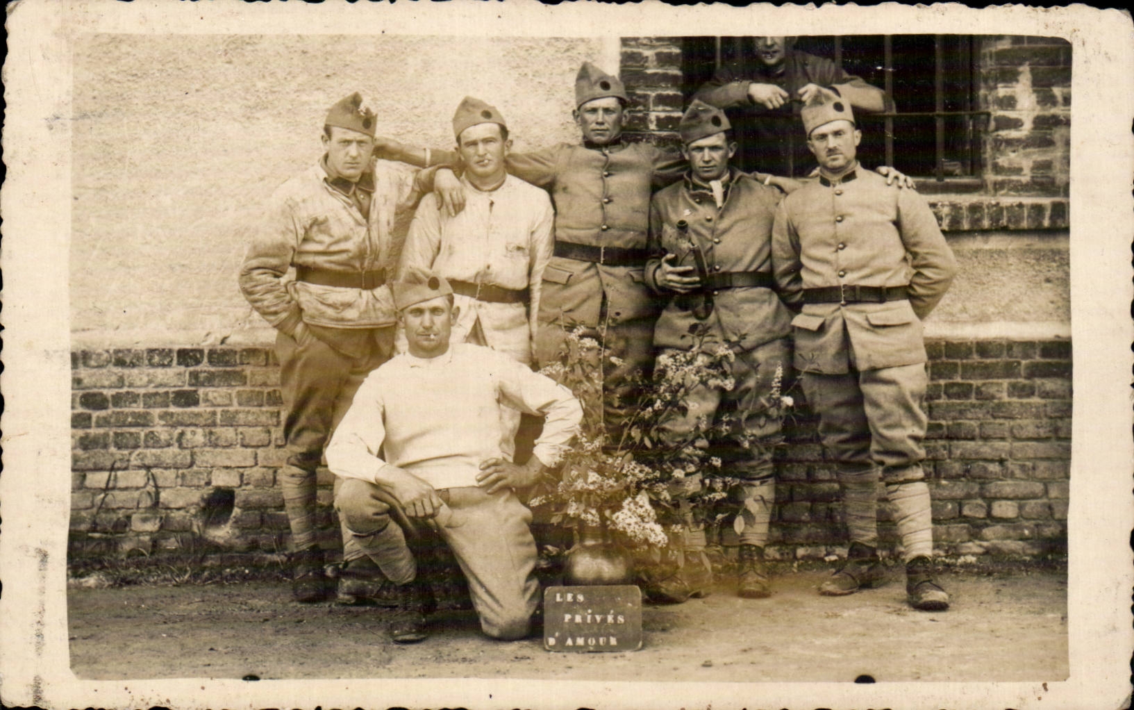 CPA Real photo Militaria Soldats Hairy deprive Them of love