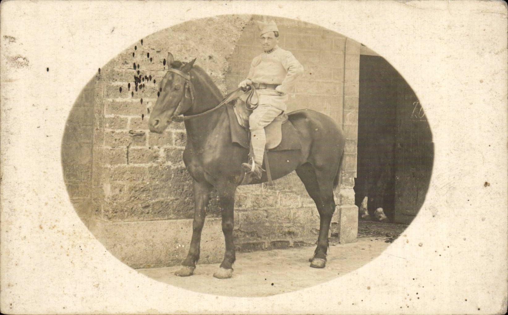 CPA Real photo Militaria Soldat has horse